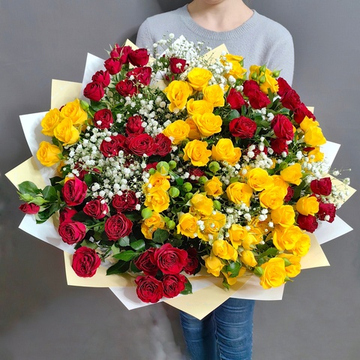 Букет из красных и желтых кустовых роз
