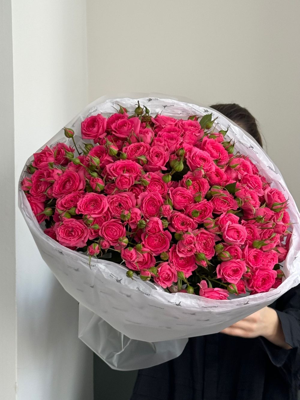 Гранд-букет из ярких, кустовых пионовидных роз