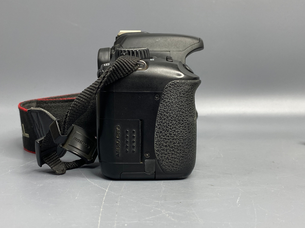 Canon 550D Kit 18-55mm 3.5-5.6 IS II 38.000 кадров