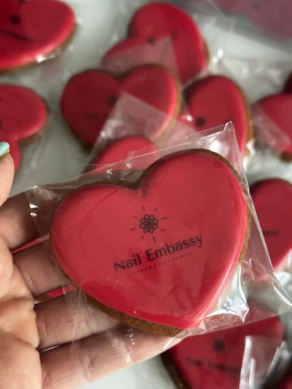 Корпоративные пряники в форме сердца с логотипом для студии маникюра