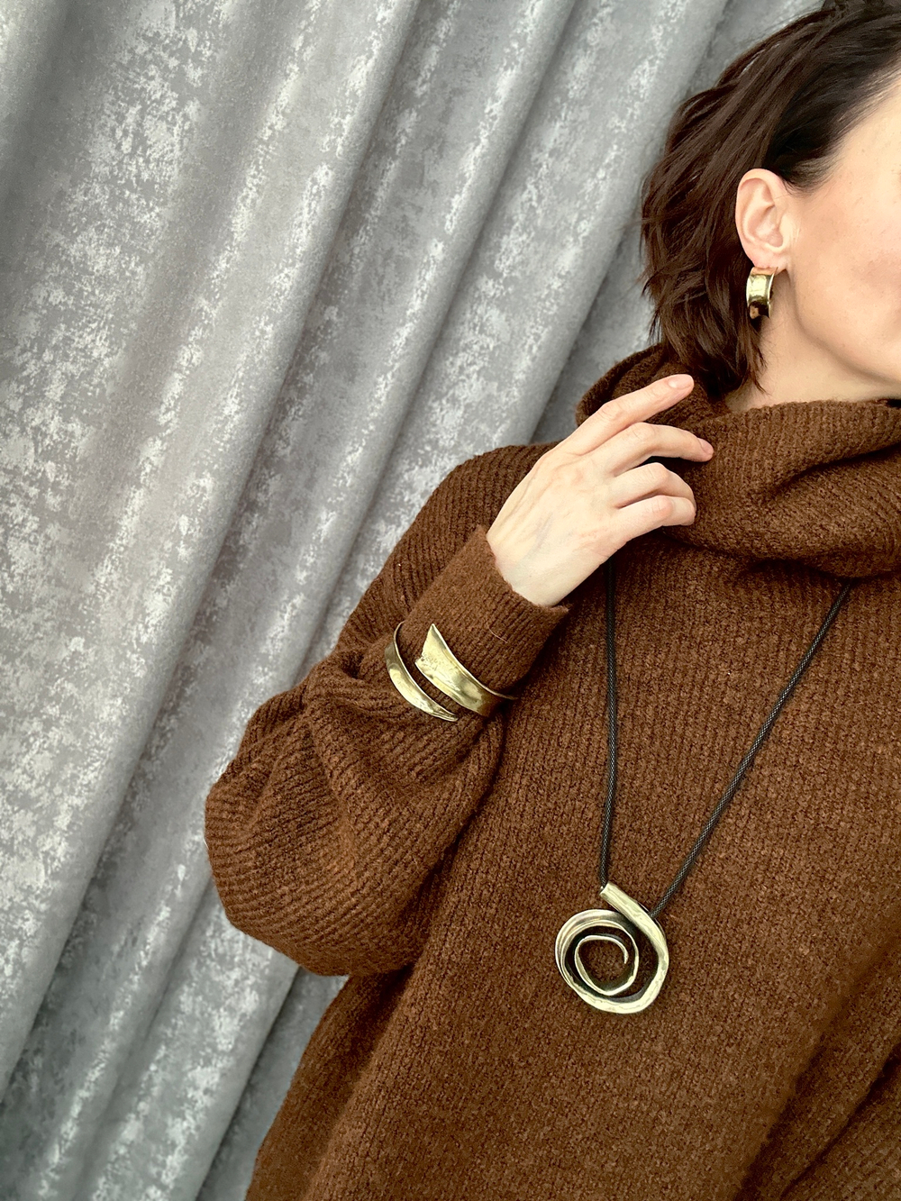 Кулон скрученный лист из бронзы на черном шнурке из металлической сетки