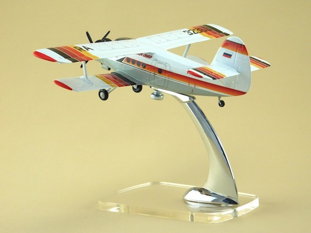Модель самолета Ан-2 (М1:72, Нарьян-Марский объединенный авиаотряд)
