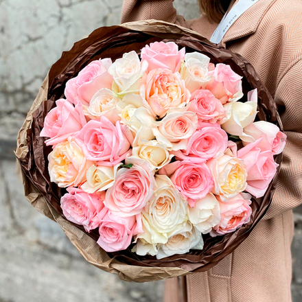 Розовое облако — букет ароматных пионовидных и романтических роз