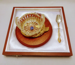 Икорница "Осетр" на подставке с ложечкой в  подарочном футляре