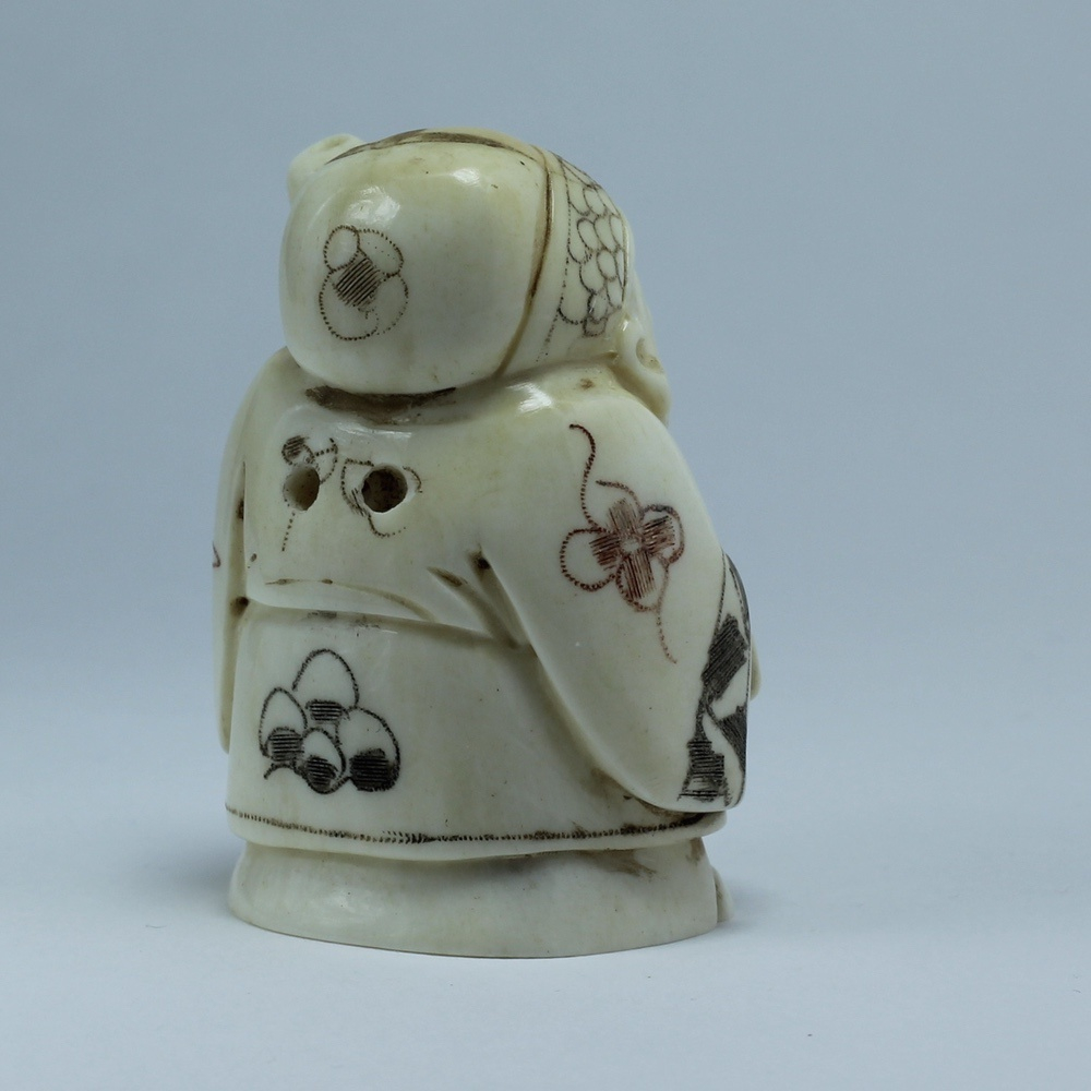 Нэцкэ Фукурокудзю с нунчаками