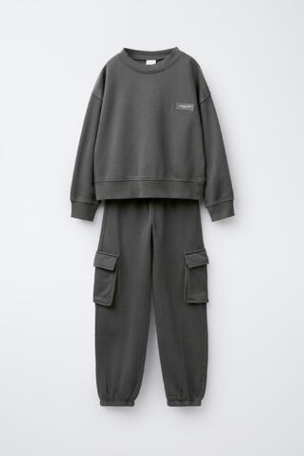 ZARA КОМПЛЕКТ ИЗ ТОЛСТОВКИ И БРЮК-ДЖОГГЕРОВ КАРГО С НАШИВКОЙ, МЯГКИЙ СЕРЫЙ