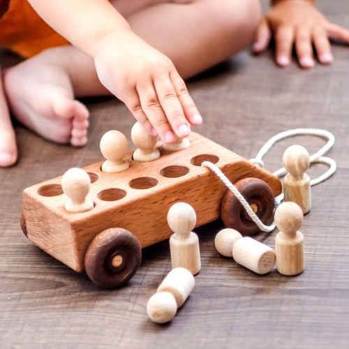 Деревянная машинка с 10 пассажирами Леснушки