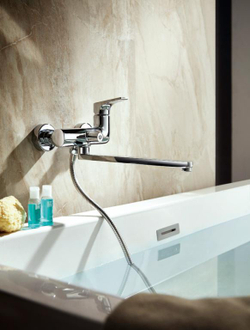 Смеситель для ванны c длинным изливом Bravat Vega