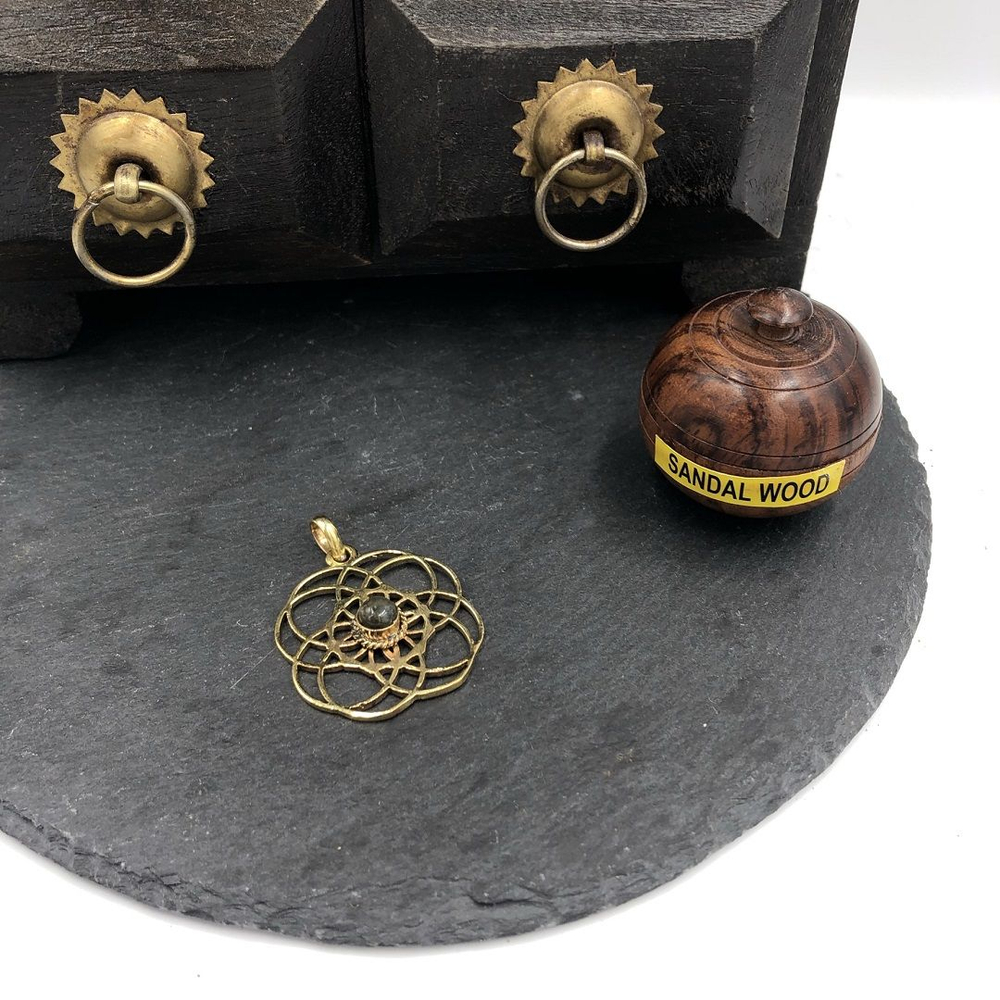 Подвеска Seed of Life лабрадорит из латуни