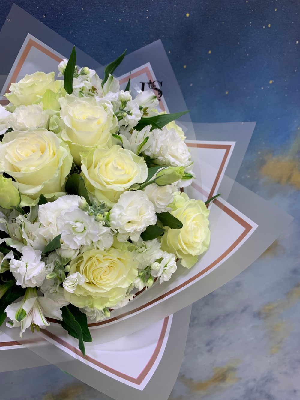 Букет № 39 из белых роз и альстромерии