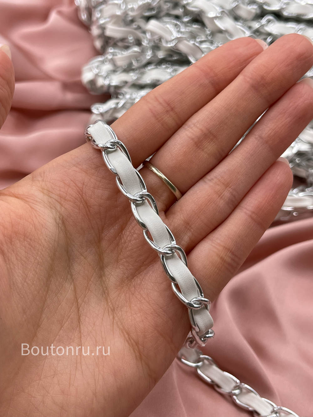 Тесьма цепь серебристая с кожаной белой вставкой