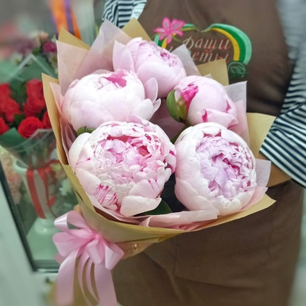 Букет из 5 пионов