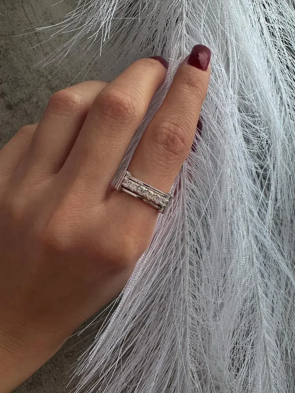 Кольцо серебряное с дорожкой из фианитов