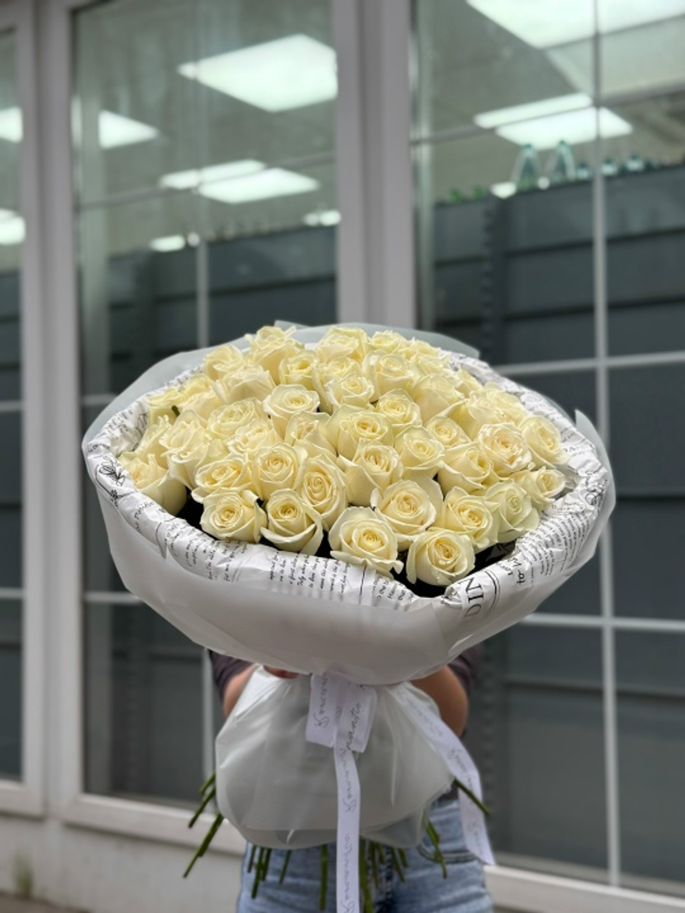 купить 51 белую розу в казани с доставкой