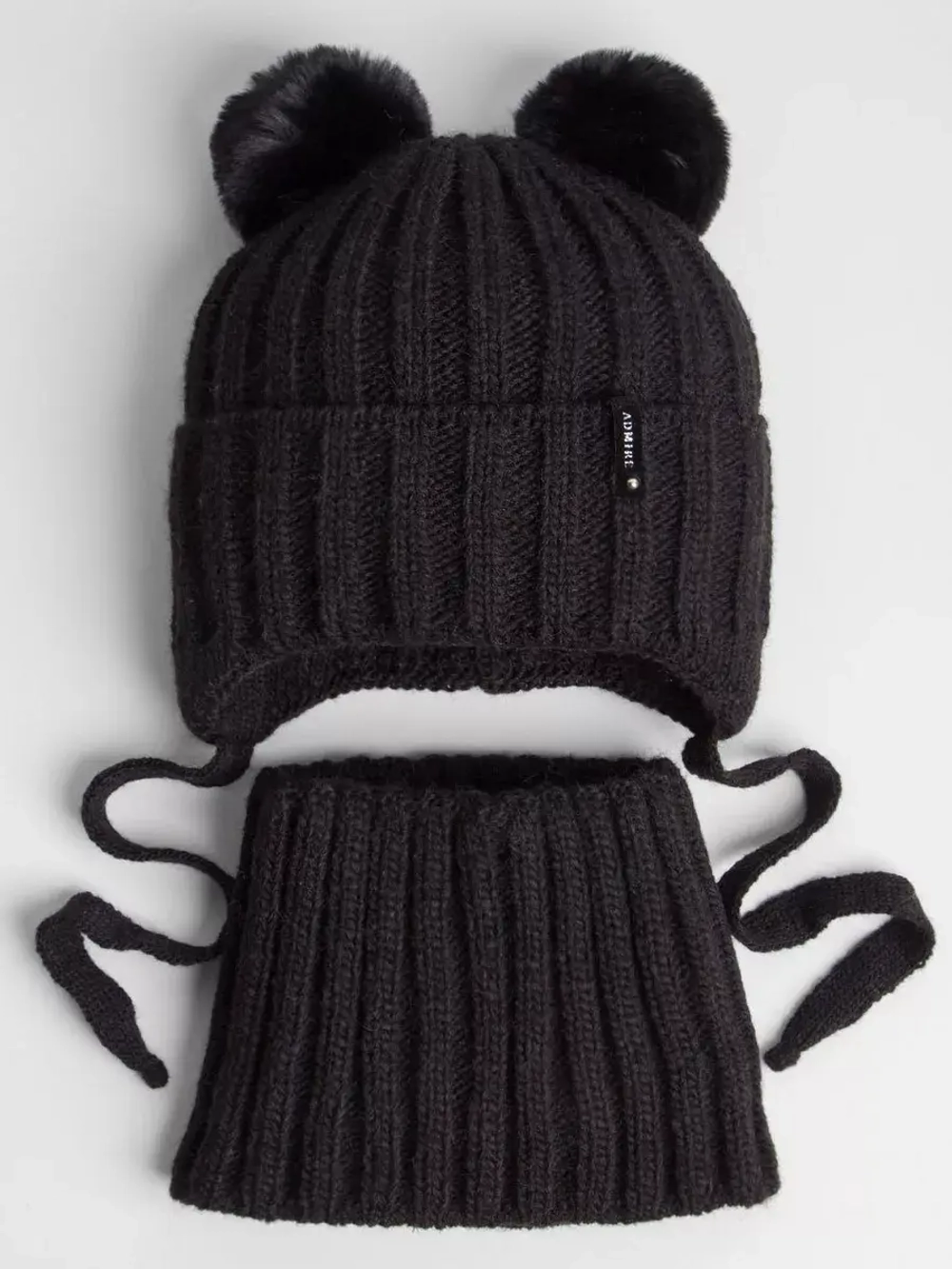 Шапка детская вязаная с помпонами и снуд