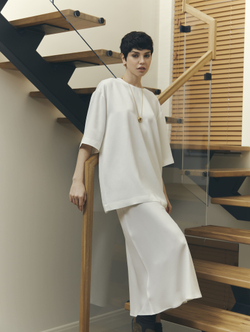 Шелковая юбка, юбка миди, женская юбка, легкая юбка, струящаяся юбка, стильная юбка, юбка для дома, комфортная юбка, юбка на лето, юбка для отдыха, модная юбка, юбка из шелка, юбка для выхода, юбка на каждый день, элегантная юбка, юбка на резинке, свободная юбка, длинная юбка, юбка для особых случаев, юбка для свидания, домашняя юбка, струящаяся юбка, актуальная юбка, белая юбка, домашняя белая юбка, белая юбка миди, белая шелковая юбка.