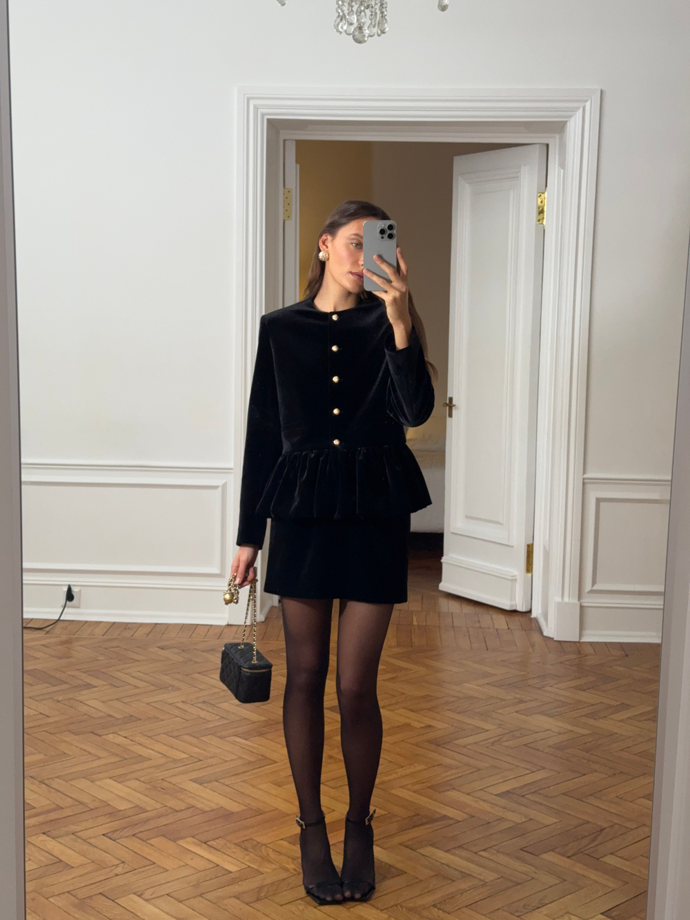 Жакет из бархата с объемной баской черный