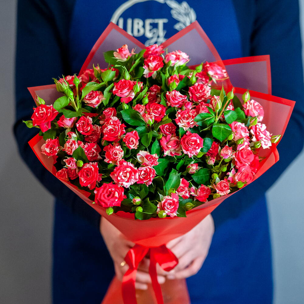 Букет ярких кустовых роз в в красном оформлении
