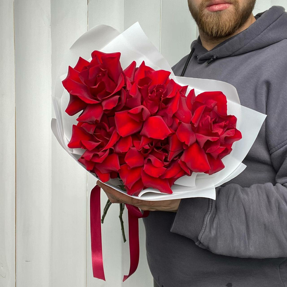 Моно-букет красных французских роз в белой упаковке 5шт.