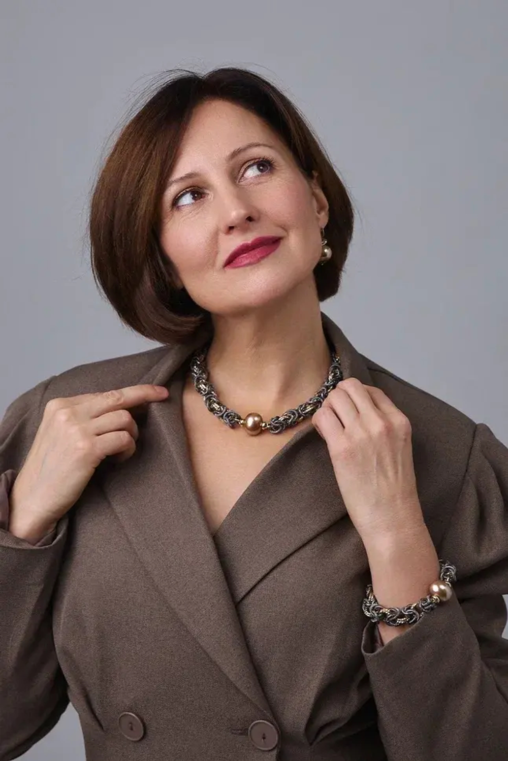 Серьги с плоской карамельной жемчужиной, оттенок золото и графит