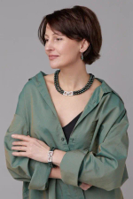 Колье "Эмили" зеленый жемчуг с серебряной застежкой из кубических микроцирконов