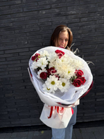 Букет с пионовидными розами и ромашками