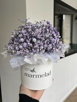 Композиция в коробке с фиолетовой гипсофилой