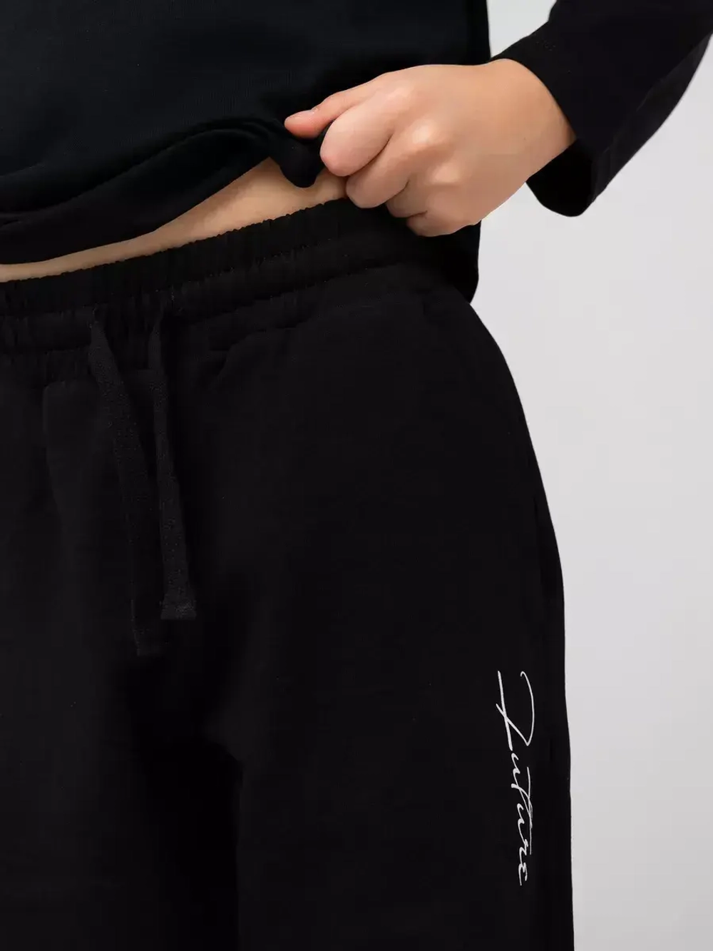 Черный костюм для мальчика в школу