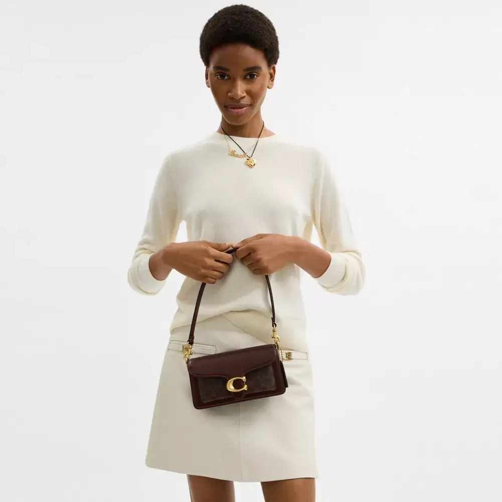 COACH СУМКА ЧЕРЕЗ ПЛЕЧО TABBY 20 ИЗ ФИРМЕННОГО ХОЛСТА, ТЕМНО-КОРИЧНЕВЫЙ