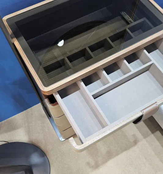 Комод с зеркалом 4542, 185х75 см, экокожа, шпон ореха