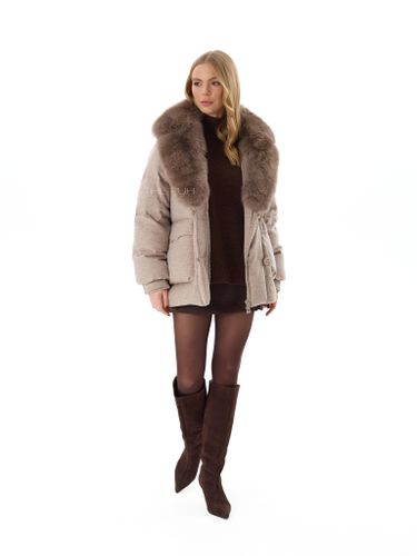 Текстильный бежевый пуховик с меховым воротником