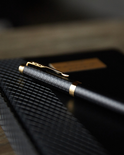 Подарочный набор с гравировкой: Ежедневник недатированный и Ручка роллер Parker IM Premium Core Black GT