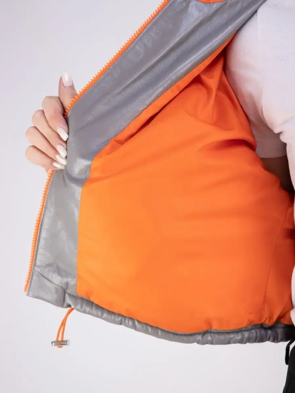 Куртка кожаная короткая утепленная с капюшоном демисезон