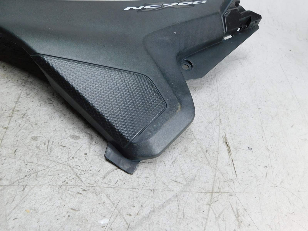 Пластик боковой левый Honda NC700 NC750 83701-MGS-D300