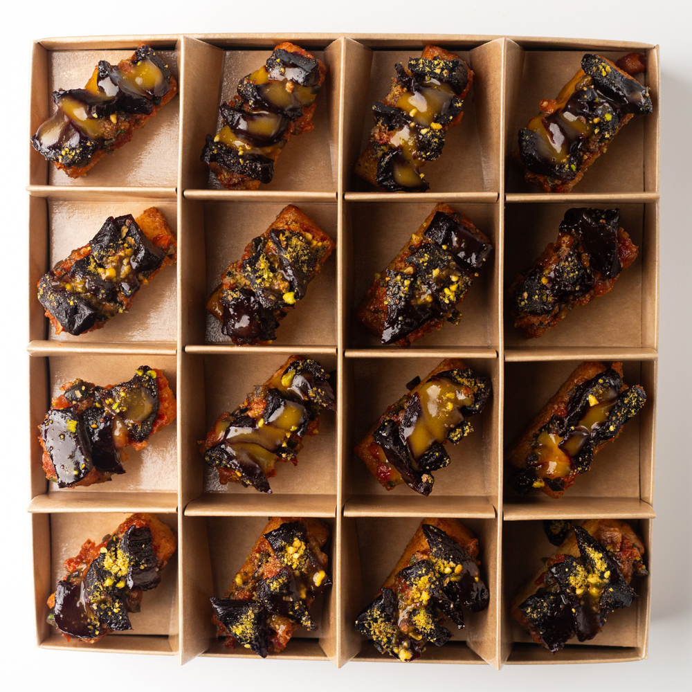 Бокс канапе с Адыгейским сыром и с вяленой свеклой