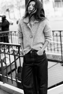 ZARA КАРДИГАН ИЗ ИСКУССТВЕННОГО МЕХА С ПУГОВИЦАМИ В ВИДЕ ЦВЕТОВ, СЕРО-КОРИЧНЕВЫЙ