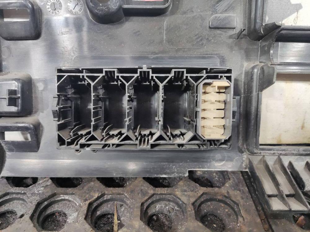 Накладка верхней консоли левая 2020г.