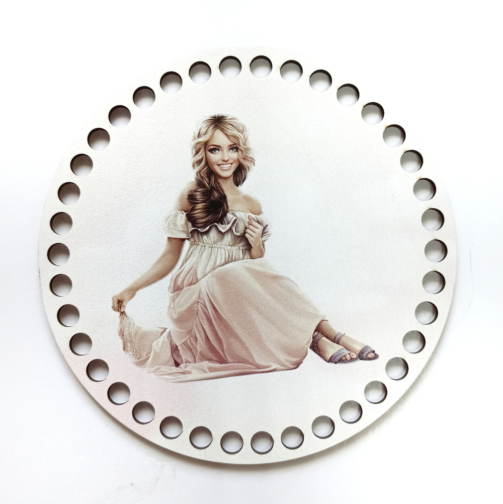 Донышко Девушка в сарафане