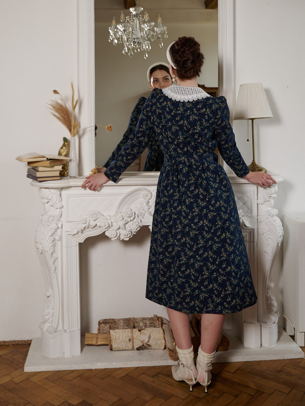 Платье с кружевным воротником