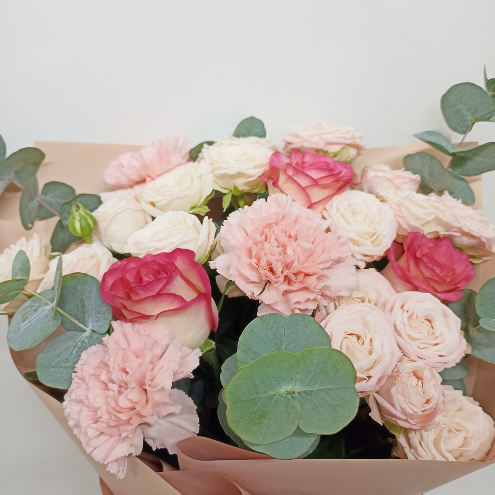 Букет роз и диантусов Елена