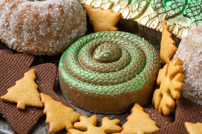 Ассорти десертов &quot;Новогодние лакомства 2025&quot; с дубайским шоколадом