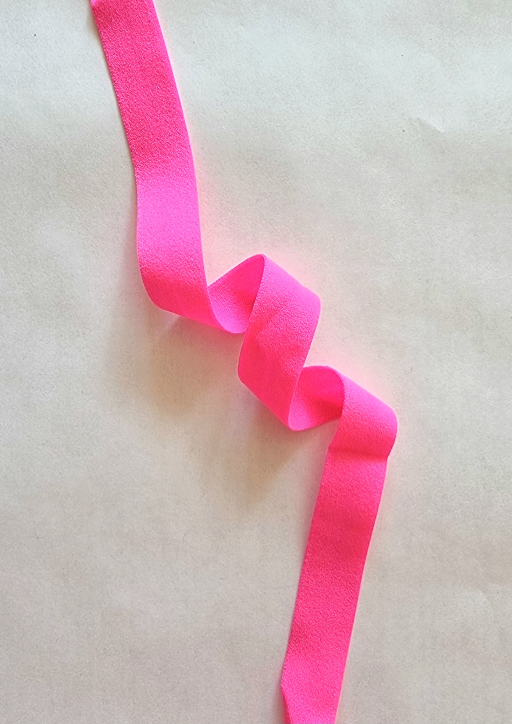 Бейка эластичная матовая розовый неон 15 мм