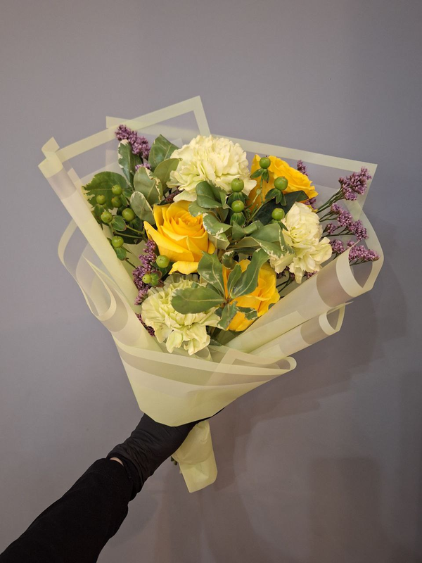 Букет с диантусами и розами "В ожидании весны"