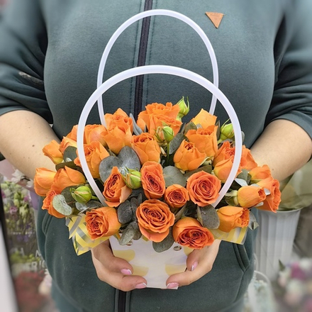 Сумочка с оранжевыми кустовыми розами и эвкалиптом