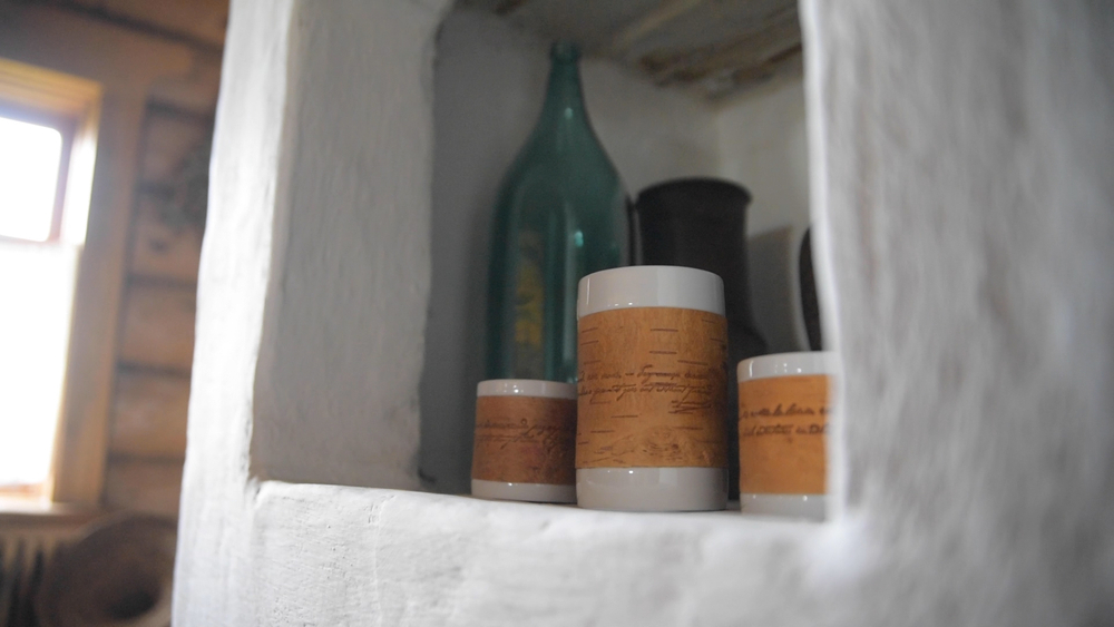 Кружка малая фарфоровая без ручки c берестой и с цитатами Лермонтова. Lermontov forever.