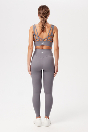 Топ с кольцами на спине