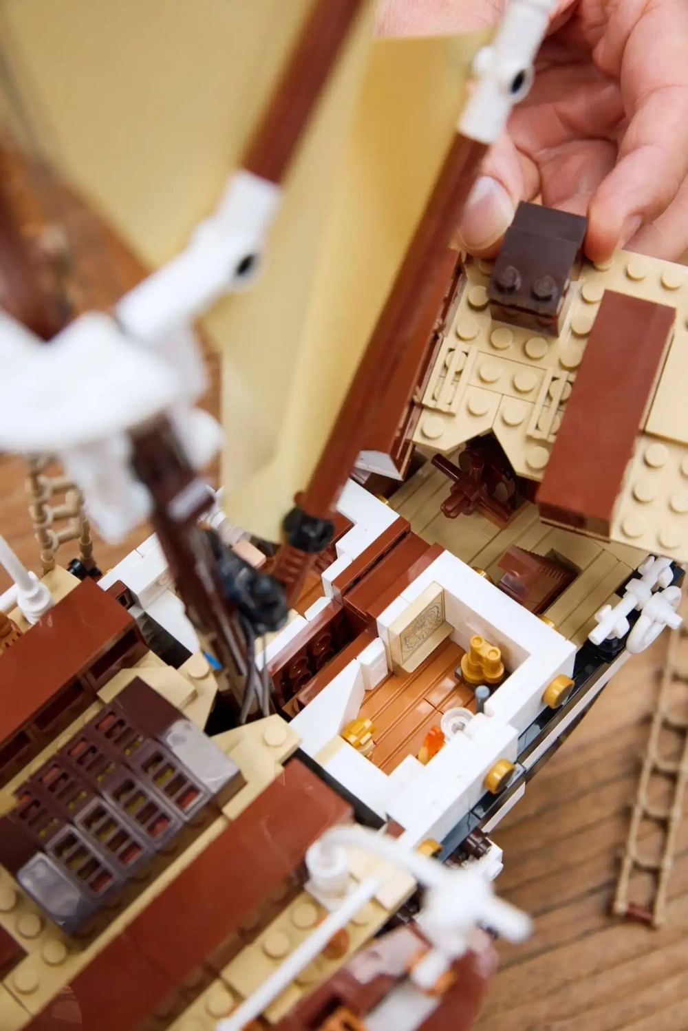 Конструктор LEGO Icons 10335 Модель корабля Выносливость