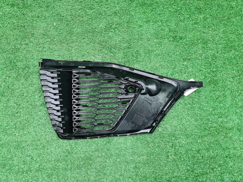 Решетка переднего бампера Audi Q8 (18-23) S-line