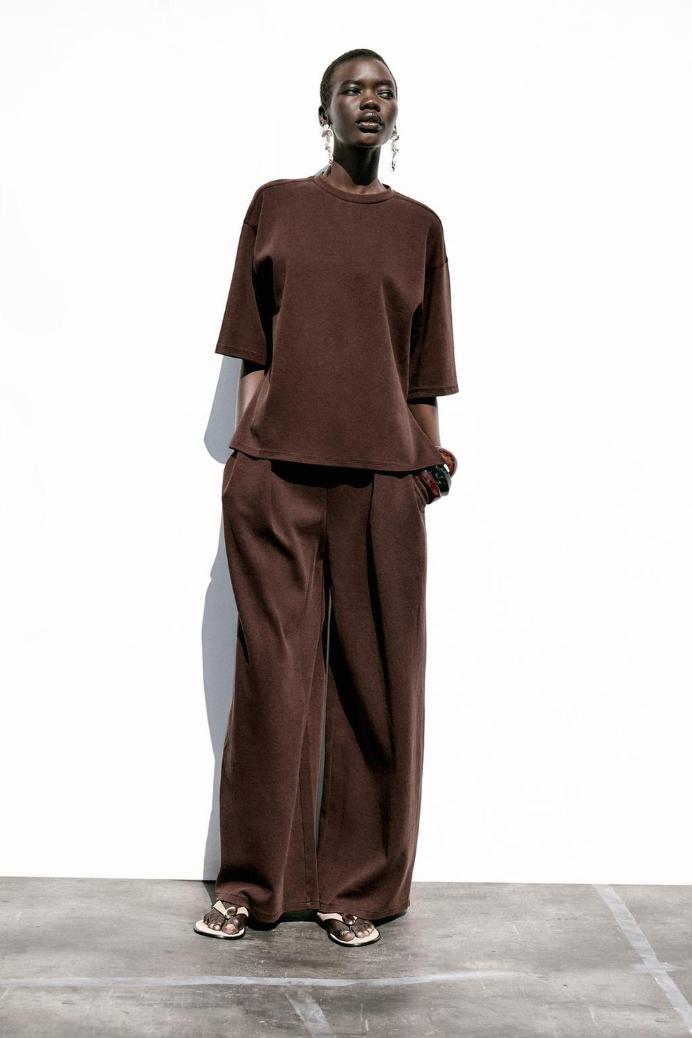 ZARA ФУТБОЛКА ИЗ ТКАНИ С ЭФФЕКТОМ ПОТЕРТОСТИ, ТЕМНО-КОРИЧНЕВЫЙ