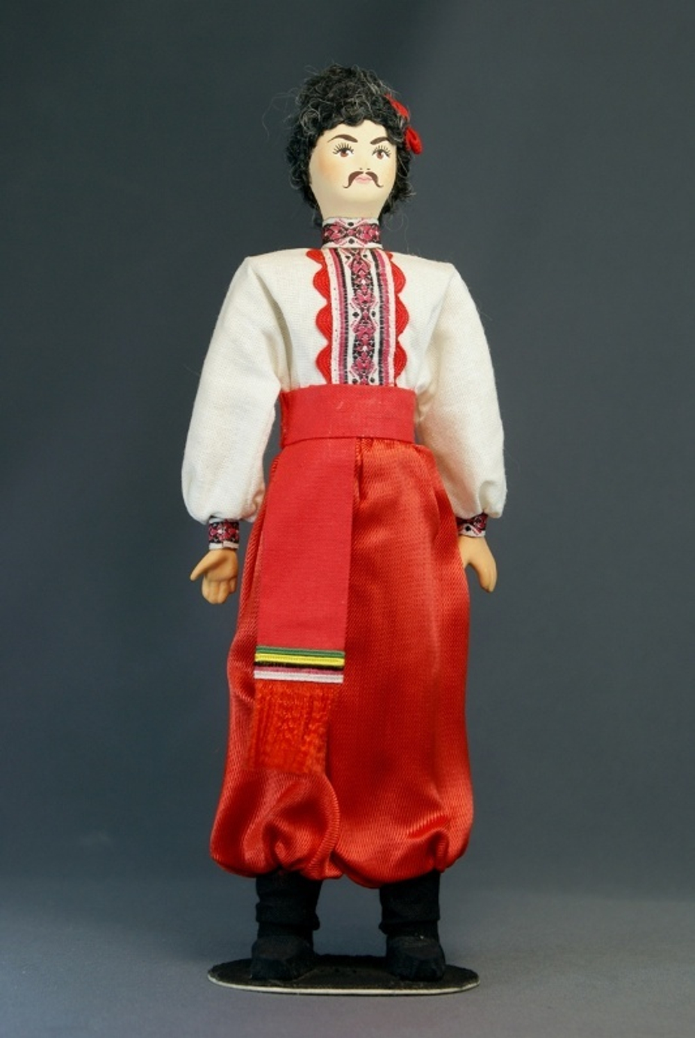 Кукла коллекционная фарфоровая в Украинском мужском костюме К.19-н. 20 в.